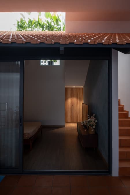 NHÀ QUANH SÂN House